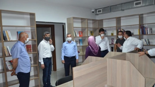 Çavuşoğlu 'na kitap kafe