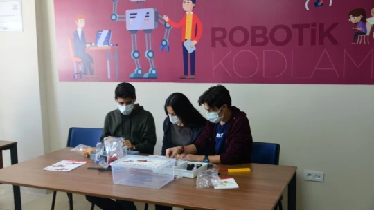 Yeşilyurt Belediyesi'nden öğrencilere robotik kodlama temel seviye eğitimi