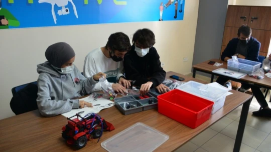 Yeşilyurt Belediyesi'nden öğrencilere robotik kodlama temel seviye eğitimi
