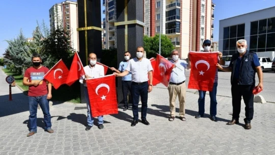 Yeşilyurt Belediyesi'nden vatandaş ve esnafa bayrak