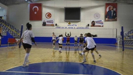 Yeşilyurt Belediyespor kadın voleybol takımı bölgesel lige odaklandı