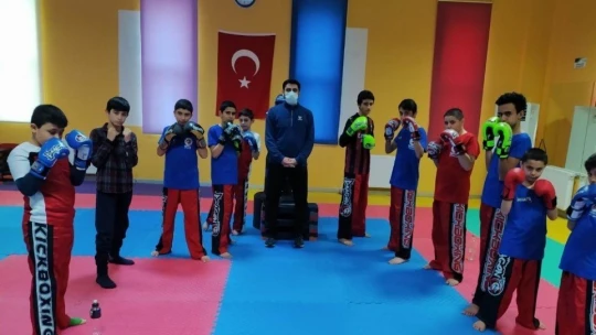 Yeşilyurt Belediyespor kick-boks takımı gözünü zirveye dikti
