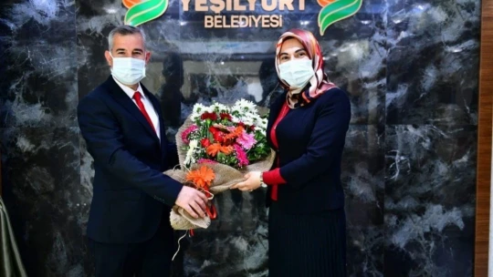 Yeşilyurt'da kadın personele çiçek