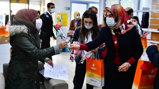 Yeşilyurt'da kadın personele çiçek