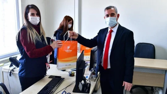 Yeşilyurt'da kadın personele çiçek