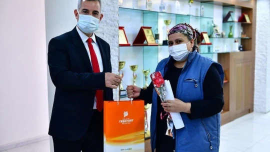 Yeşilyurt'da kadın personele çiçek
