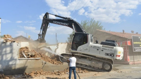 Yeşilyurt'ta 299 metruk ev yıkıldı