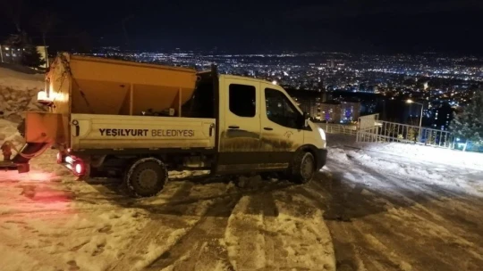Yeşilyurt'ta buzlanma ve dona karşı tuzlama çalışmaları