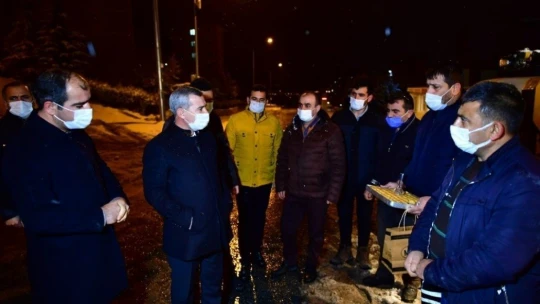 Yeşilyurt'ta buzlanma ve dona karşı tuzlama çalışmaları