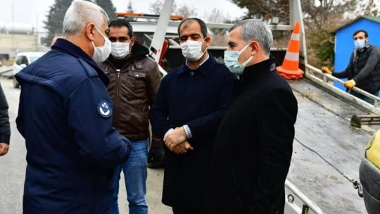 Yeşilyurt'ta çevre ve görüntü kirliliği oluşturan hurda araçlar toplanıyor