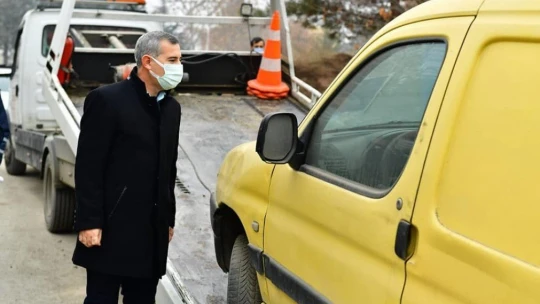 Yeşilyurt'ta çevre ve görüntü kirliliği oluşturan hurda araçlar toplanıyor