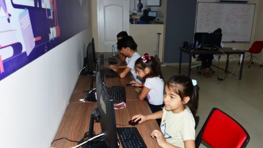 Yeşilyurt'ta çocuklara robotik kodlama öğretiliyor