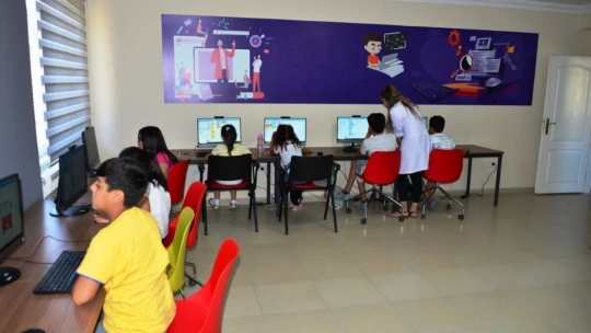 Yeşilyurt'ta çocuklara robotik kodlama öğretiliyor
