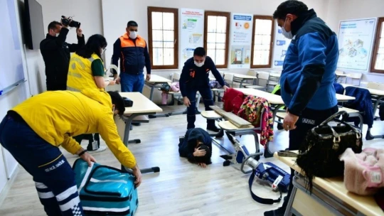 Yeşilyurt'ta gerçeğini aratmayan deprem tatbikatı
