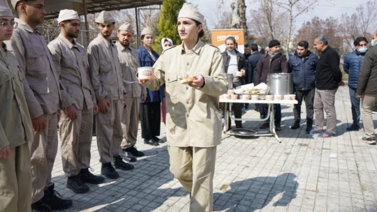 Yeşilyurt'ta hoşaf ve arpa ekmek dağıtıldı