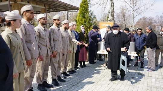 Yeşilyurt'ta hoşaf ve arpa ekmek dağıtıldı