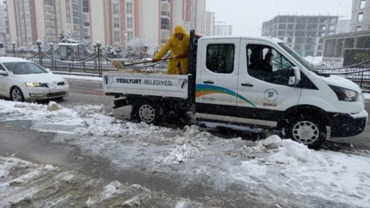 Yeşilyurt'ta kar temizleme çalışmaları sürüyor