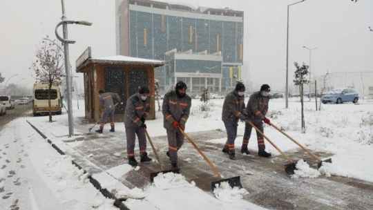 Yeşilyurt'ta kar temizleme çalışmaları sürüyor