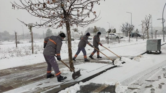Yeşilyurt'ta kar temizleme çalışmaları sürüyor