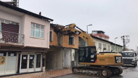 Yeşilyurt'ta riskli binaların yıkımı yapılıyor