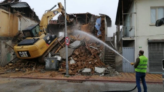Yeşilyurt'ta riskli binaların yıkımı yapılıyor
