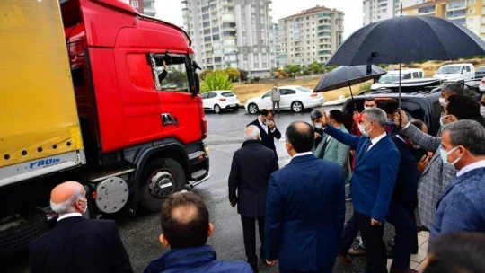 Yeşilyurt'tan İzmir'e 10 ton gıda ve 500 battaniye desteği