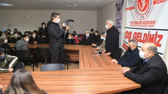 Yetim çocuklara tablet hediyesi