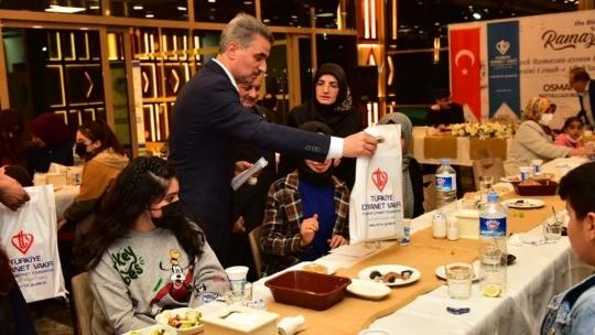 Yetimler iftarda buluştu