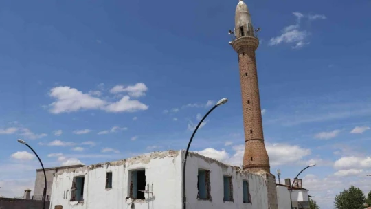 Yıkımı durdurulan caminin akıbeti merak konusu oldu