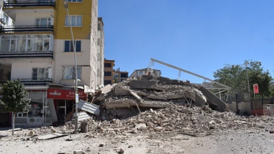 Yıkımı yapılan 6 katlı bina çöktü yan bina hasar gördü