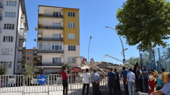 Yıkımı yapılan 6 katlı bina çöktü yan bina hasar gördü