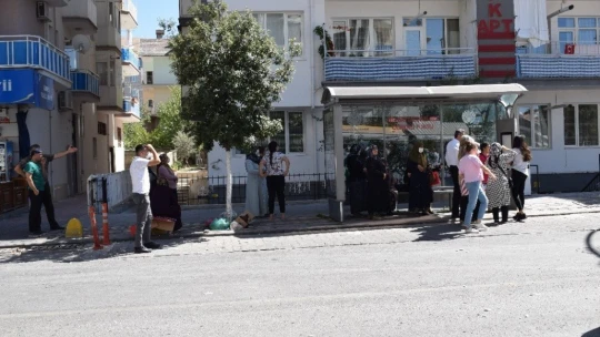 Yıkımı yapılan 6 katlı bina çöktü yan bina hasar gördü