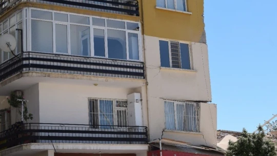 Yıkımı yapılan 6 katlı bina çöktü yan bina hasar gördü