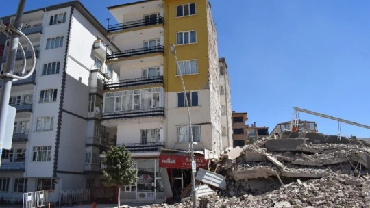 Yıkımı yapılan 6 katlı bina çöktü yan bina hasar gördü