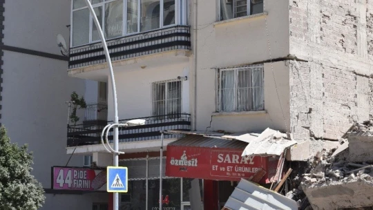 Yıkımı yapılan 6 katlı bina çöktü yan bina hasar gördü
