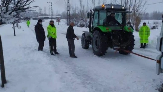 Yoğun kardan araçlar yolda kaldı, karayolu ulaşıma kapandı