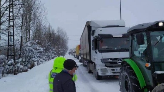 Yoğun kardan araçlar yolda kaldı, karayolu ulaşıma kapandı