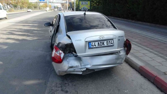 Yolcu indiren otomobile başka bir otomobil çarptı: 4 yaralı
