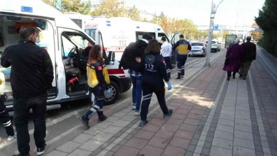 Yolcu indiren otomobile başka bir otomobil çarptı: 4 yaralı