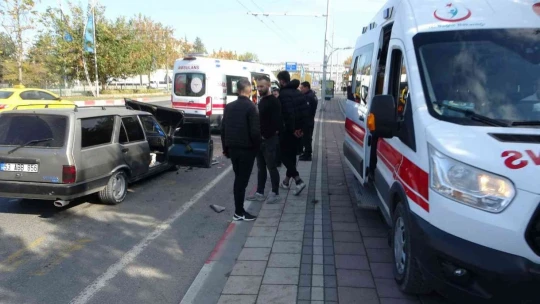 Yolcu indiren otomobile başka bir otomobil çarptı: 4 yaralı