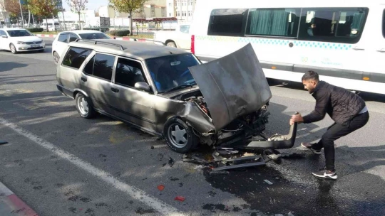 Yolcu indiren otomobile başka bir otomobil çarptı: 4 yaralı