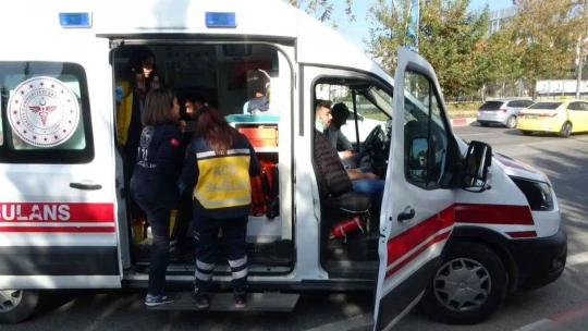 Yolcu indiren otomobile başka bir otomobil çarptı: 4 yaralı