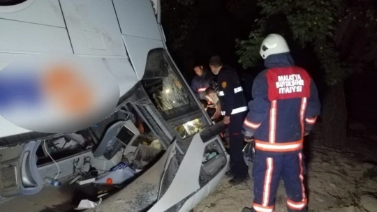 Yolcu otobüsü devrildi, göçmenler kaza yerinden kaçtı