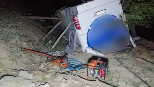 Yolcu otobüsü devrildi, göçmenler kaza yerinden kaçtı