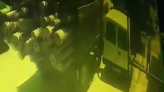 Yolda yürürken iki aracın arasına sıkıştı, ölümden döndü