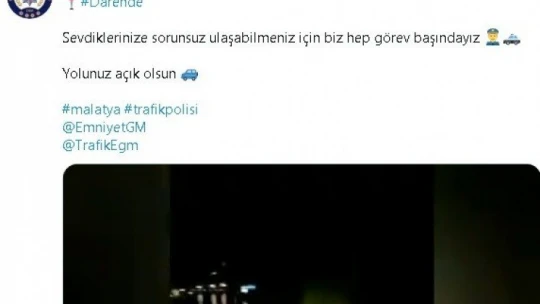Yoldaki taşları elleriyle temizleyen polisin görüntüleri ilgi odağı oldu