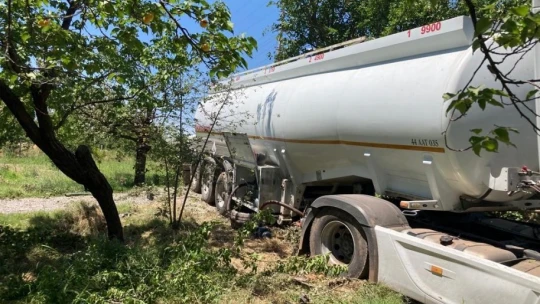Yoldan çıkan tanker kayısı bahçesine girdi