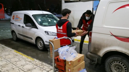 Yollarda kalanlar barınaklarda konaklıyor