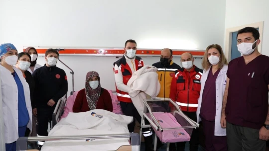 Anne ve bebeğine UMKE ekipleri yetişti