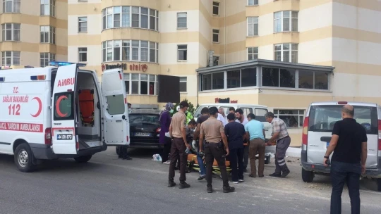 Yolun karşısına geçmek isteyen kadınlara araç çarptı: 3 yaralı